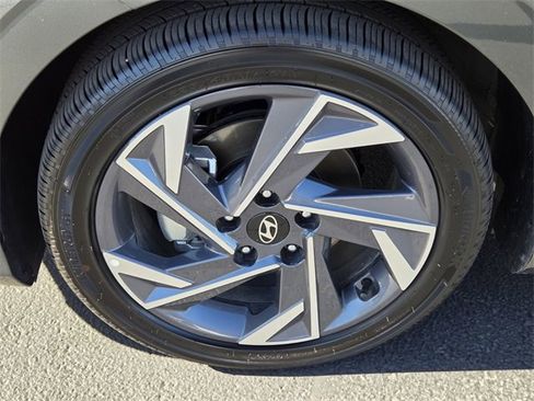 Used 2025 Hyundai Elantra Limited image 8