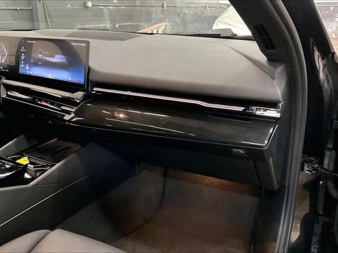 Used 2024 BMW 530i w/ Premium Package image 18