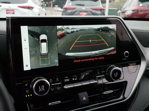 Used 2024 Toyota Highlander Platinum image 32