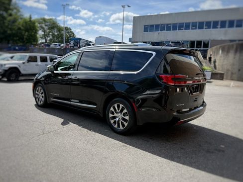 Used 2023 Chrysler Pacifica Pinnacle FWD image 12