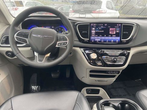 Used 2024 Chrysler Pacifica Touring-L image 15