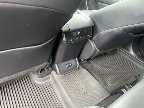 Used 2021 Toyota Highlander XLE AWD/4WD image 8