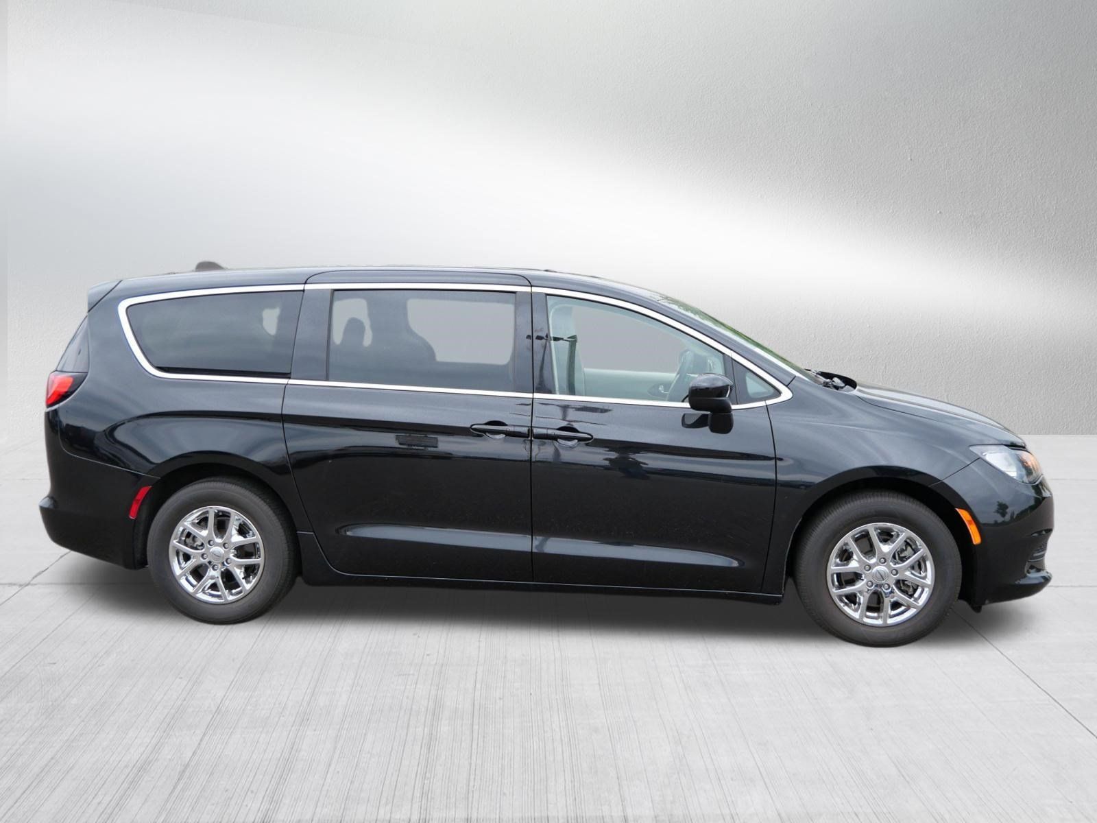 Used 2024 Chrysler Voyager LX FWD image 8