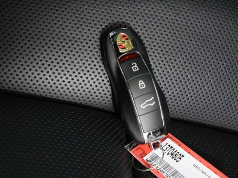 Certified 2024 Porsche Macan image 34