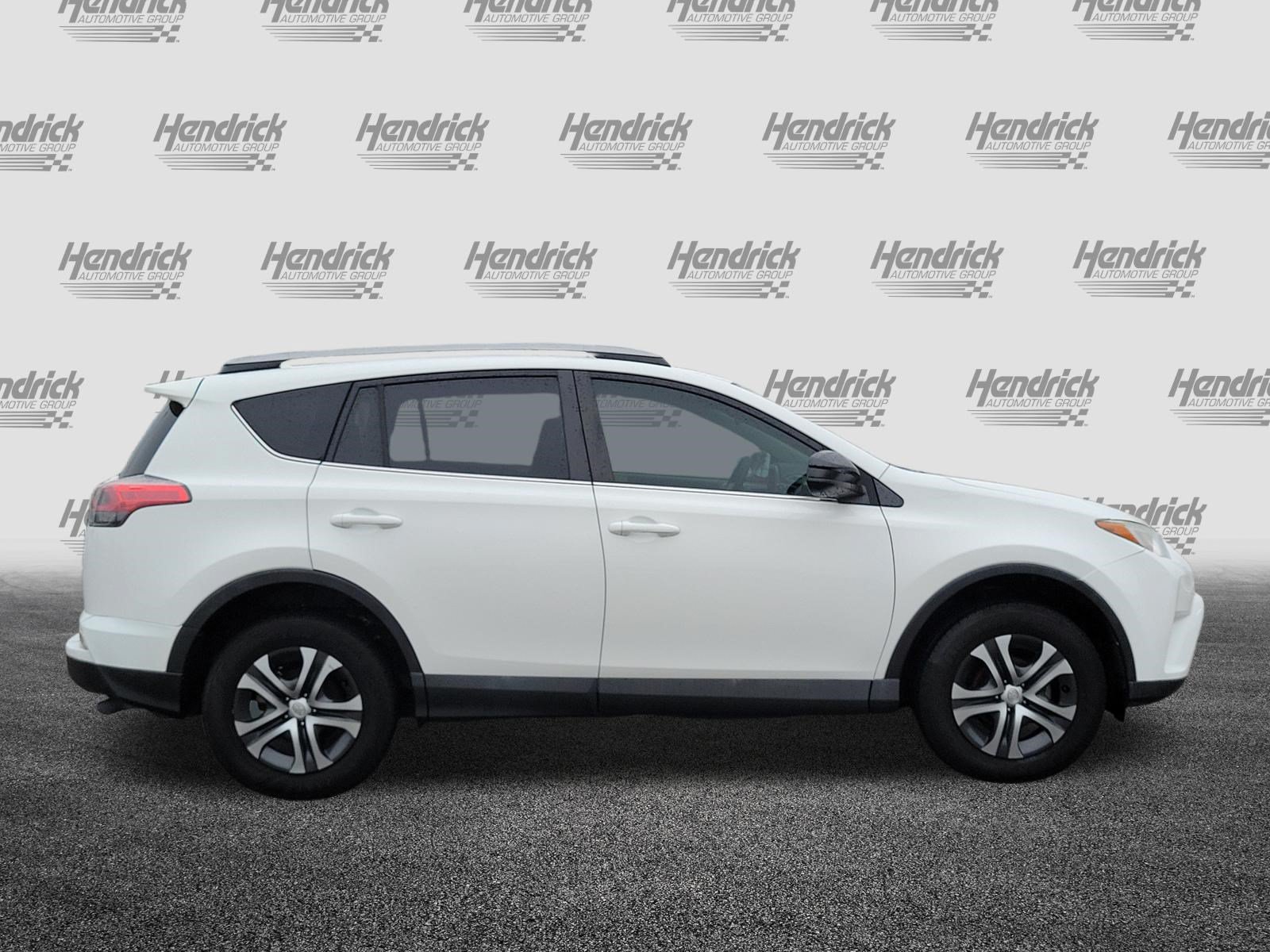 Used 2018 Toyota RAV4 LE FWD image 8