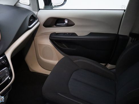 Used 2024 Chrysler Voyager LX image 22