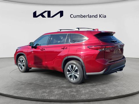 Used 2021 Toyota Highlander XLE AWD/4WD image 3