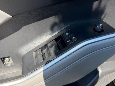 Used 2021 Toyota Highlander XLE AWD/4WD image 22