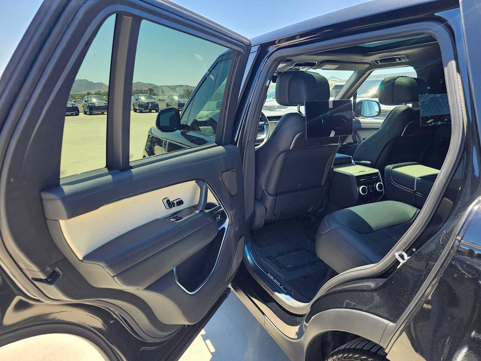 New 2025 Land Rover Range Rover SV AWD/4WD image 17