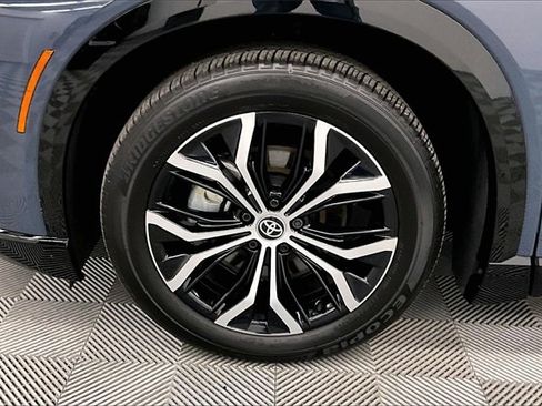 Used 2025 Toyota Crown Signia XLE image 9