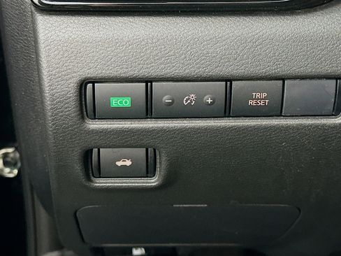 Used 2025 Nissan Sentra SV FWD image 17