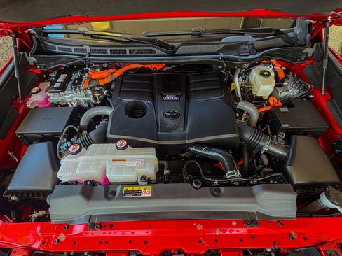 Used 2025 Toyota Sequoia Platinum AWD/4WD image 42