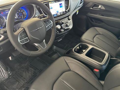 New 2026 Chrysler Pacifica Select image 7