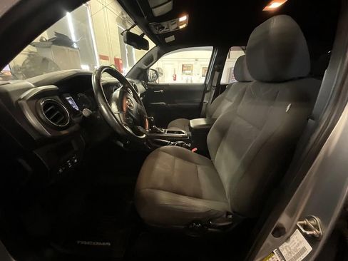 Used 2017 Toyota Tacoma TRD Off-Road w/ Tow Package (A/T) AWD/4WD image 4