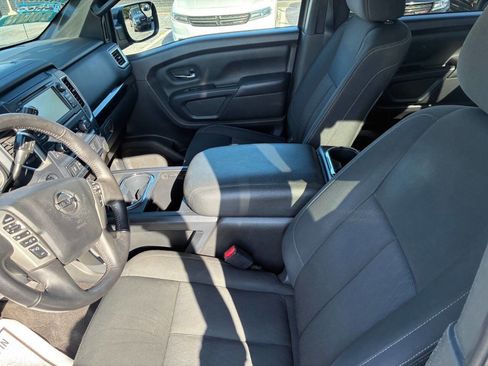 Used 2018 Nissan Titan SV w/ SV Convenience Package image 5