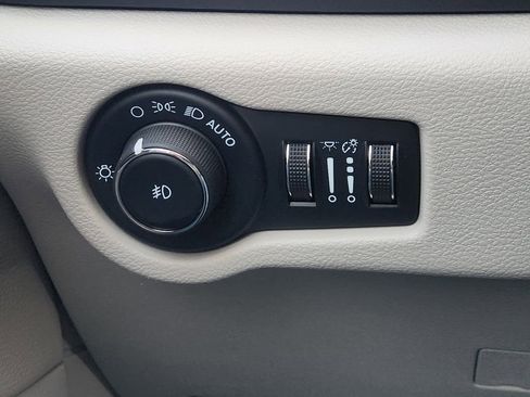 Used 2024 Chrysler Pacifica Touring-L FWD image 23