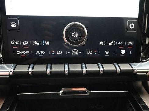 Used 2025 GMC Yukon Denali Ultimate AWD/4WD image 13