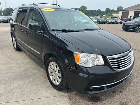 Used 2014 Chrysler Town & Country Touring w/ Trailer Tow Group FWD image 3