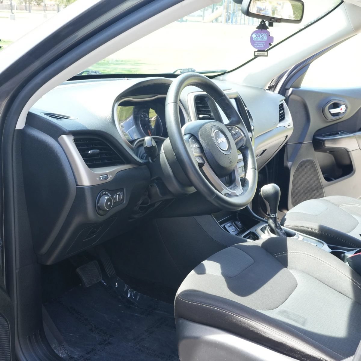 Used 2016 Jeep Cherokee Latitude w/ Comfort & Sound Group FWD image 2