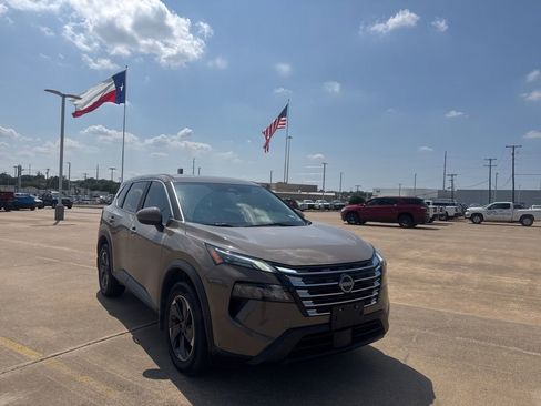 Used 2024 Nissan Rogue SV FWD image 1