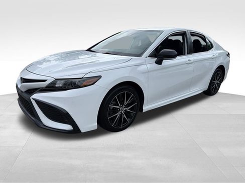 Used 2022 Toyota Camry SE w/ Convenience Package FWD image 3