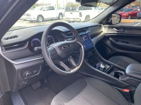 Used 2025 Jeep Grand Cherokee Laredo X w/ Luxury Tech Group I image 13