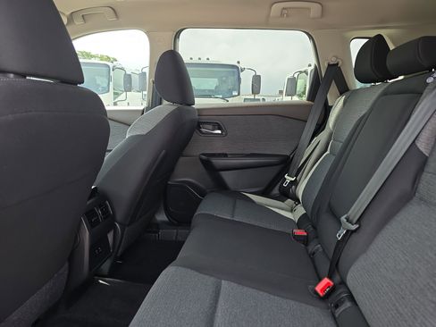 Used 2023 Nissan Rogue SV image 15