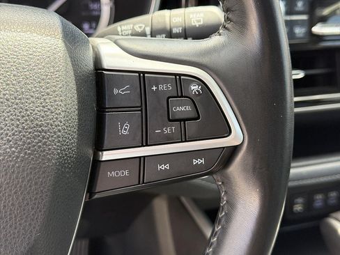 Used 2022 Toyota Highlander XLE FWD image 37