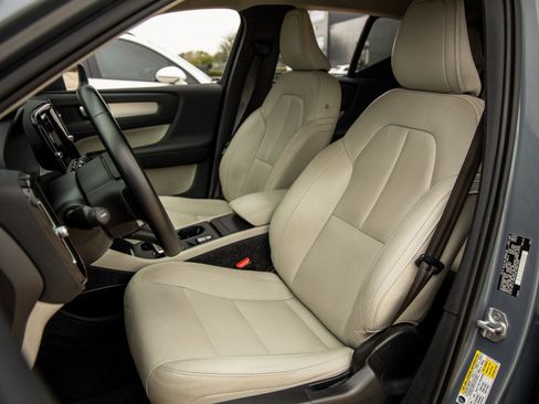 Used 2021 Volvo XC40 T5 Momentum w/ Protection Package Premier image 20