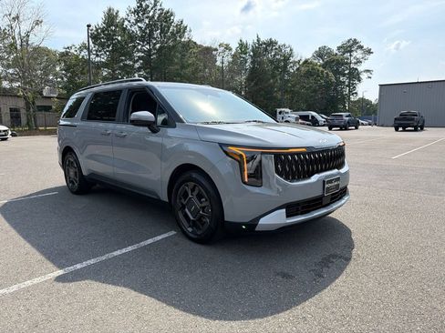 Certified 2025 Kia Carnival EX FWD image 4