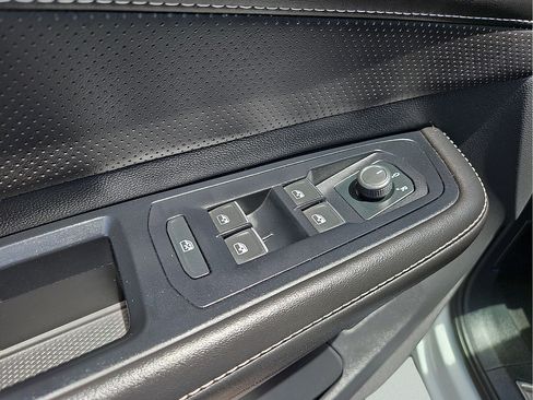 Used 2025 Volkswagen Atlas SE FWD image 12