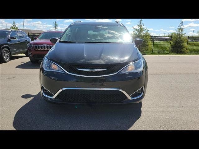 Used 2017 Chrysler Pacifica Touring-L w/ Tire & Wheel Group FWD image 2