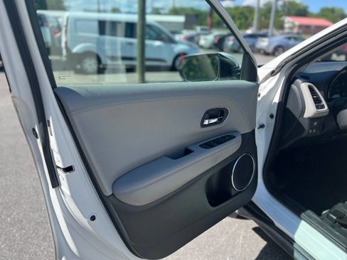 Used 2017 Honda HR-V EX image 9