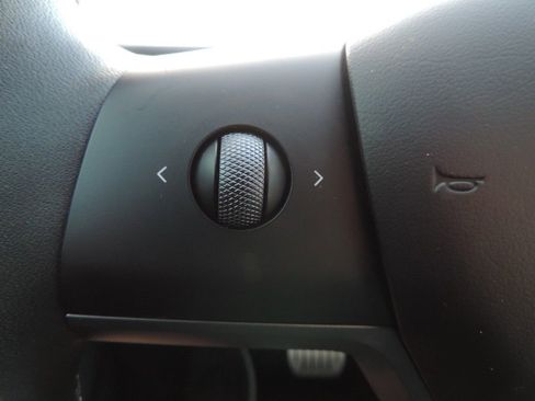 Used 2023 Tesla Model Y Performance image 27