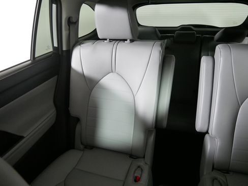 Used 2022 Toyota Highlander XLE image 12