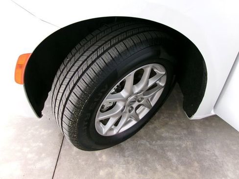 Used 2025 Chrysler Pacifica Select image 7