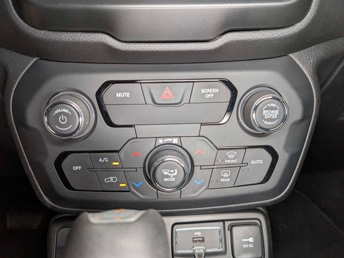 Used 2018 Jeep Renegade Latitude AWD/4WD image 32