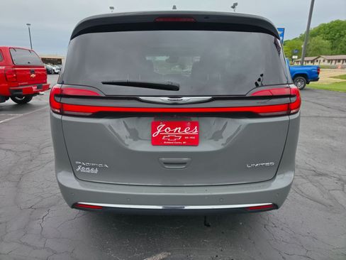 Used 2023 Chrysler Pacifica Limited FWD image 4