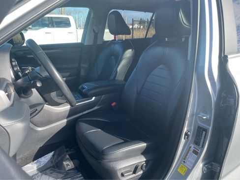 Used 2023 Toyota Highlander XLE image 14