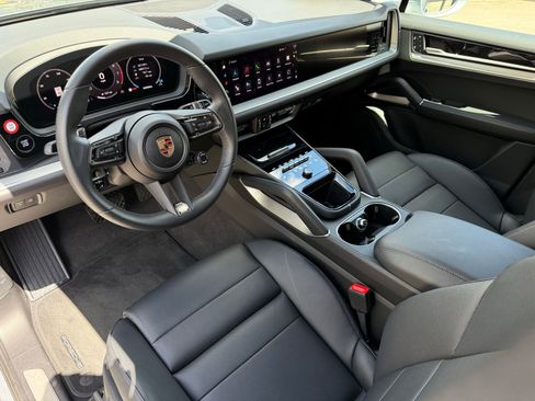 Certified 2025 Porsche Cayenne image 4