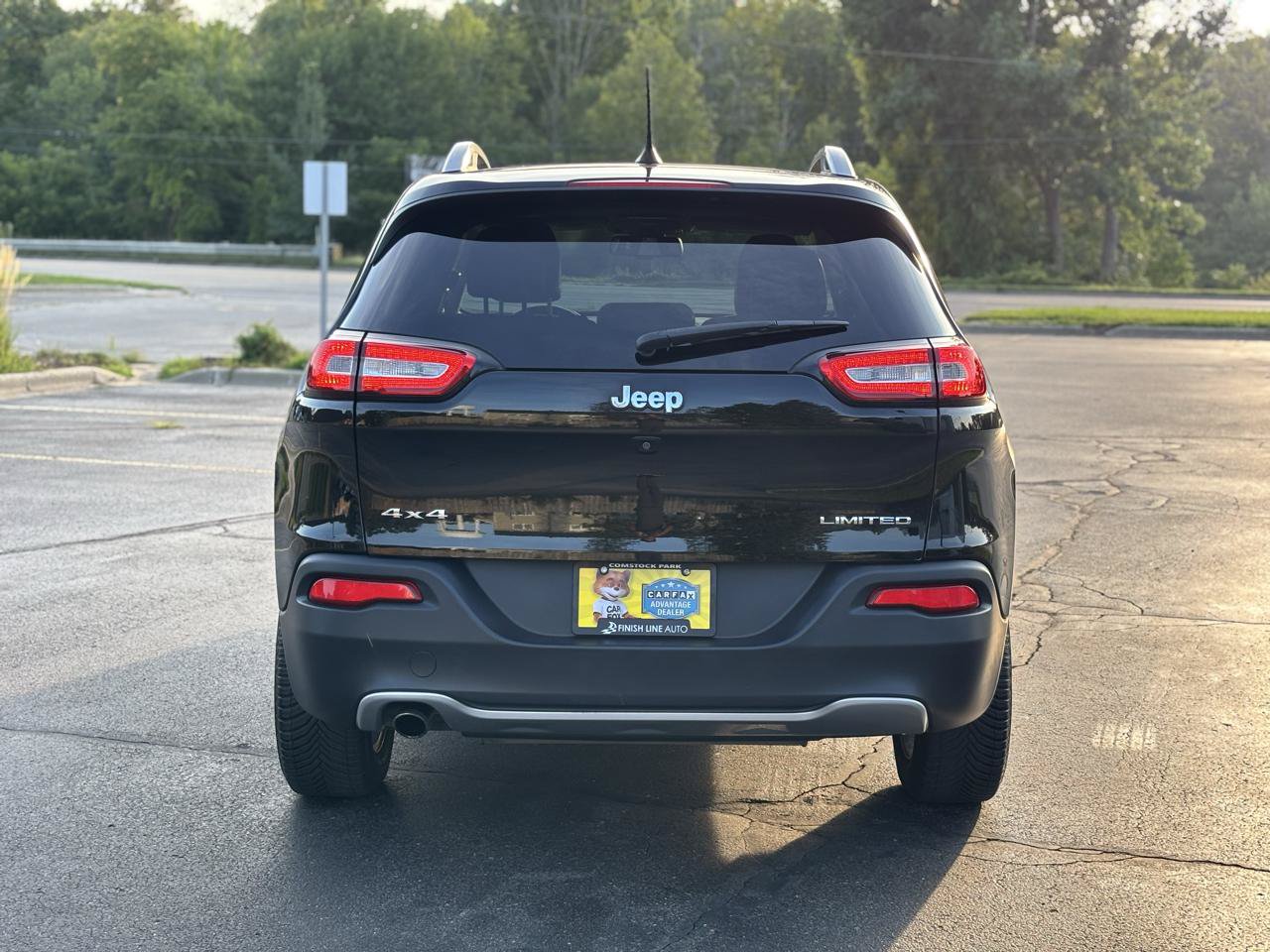 Used 2017 Jeep Cherokee Limited AWD/4WD image 7