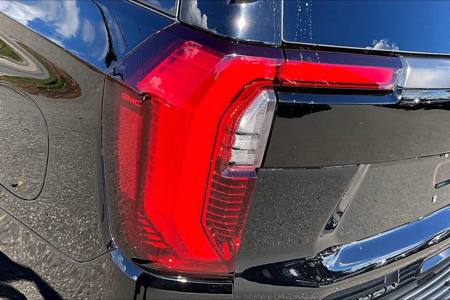 Used 2025 GMC Yukon AT4 Ultimate w/ LPO, Floor Liner Package AWD/4WD image 27