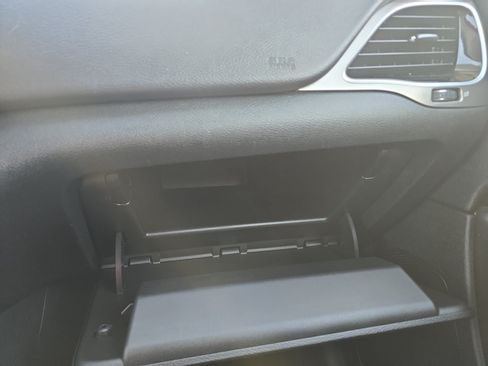Used 2019 Jeep Cherokee Limited FWD image 24