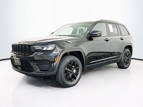 Used 2025 Jeep Grand Cherokee Altitude image 3