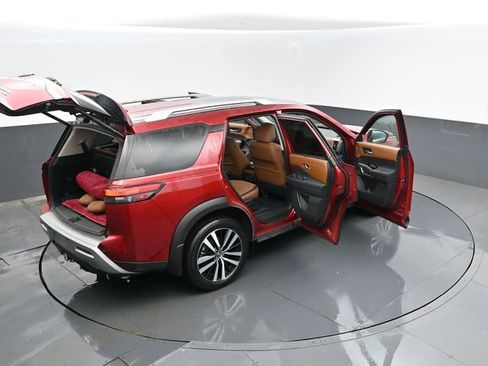 Used 2024 Nissan Pathfinder Platinum w/ Cargo Package image 33