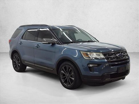 Used 2018 Ford Explorer XLT w/ Equipment Group 202A FWD image 3