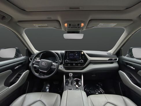Used 2021 Toyota Highlander XLE FWD image 11