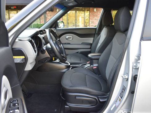Used 2017 Kia Soul + FWD image 7