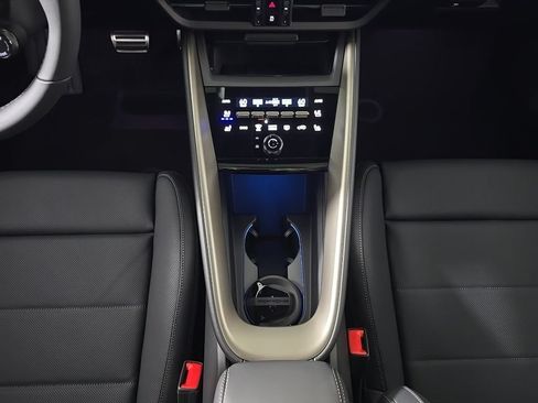 Certified 2025 Porsche Macan Turbo Electric AWD/4WD image 22