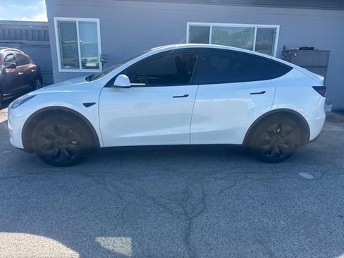 Used 2025 Tesla Model Y Long Range RWD image 8